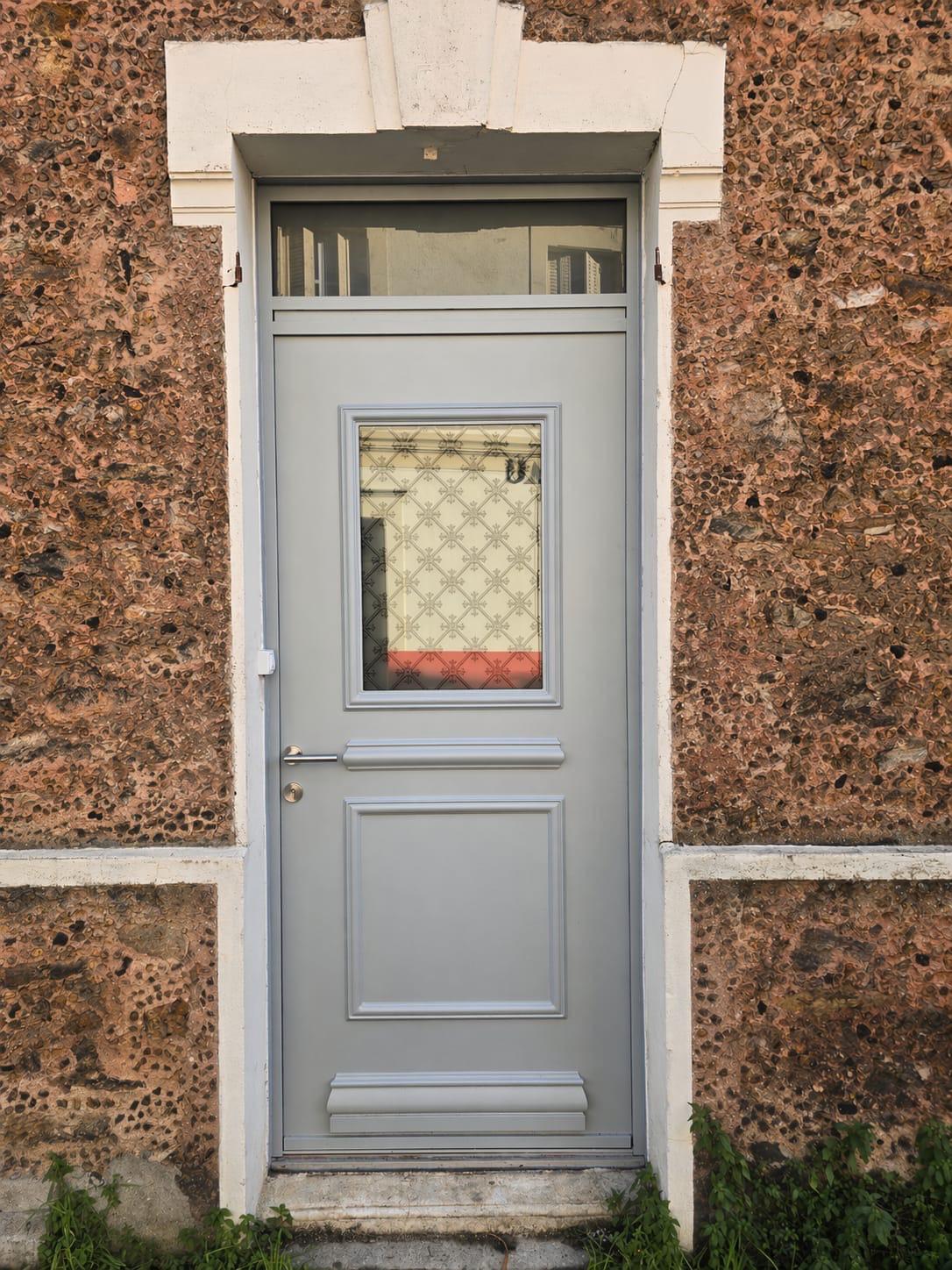 Porte d'entrée installée en rénovation, vue extérieure.